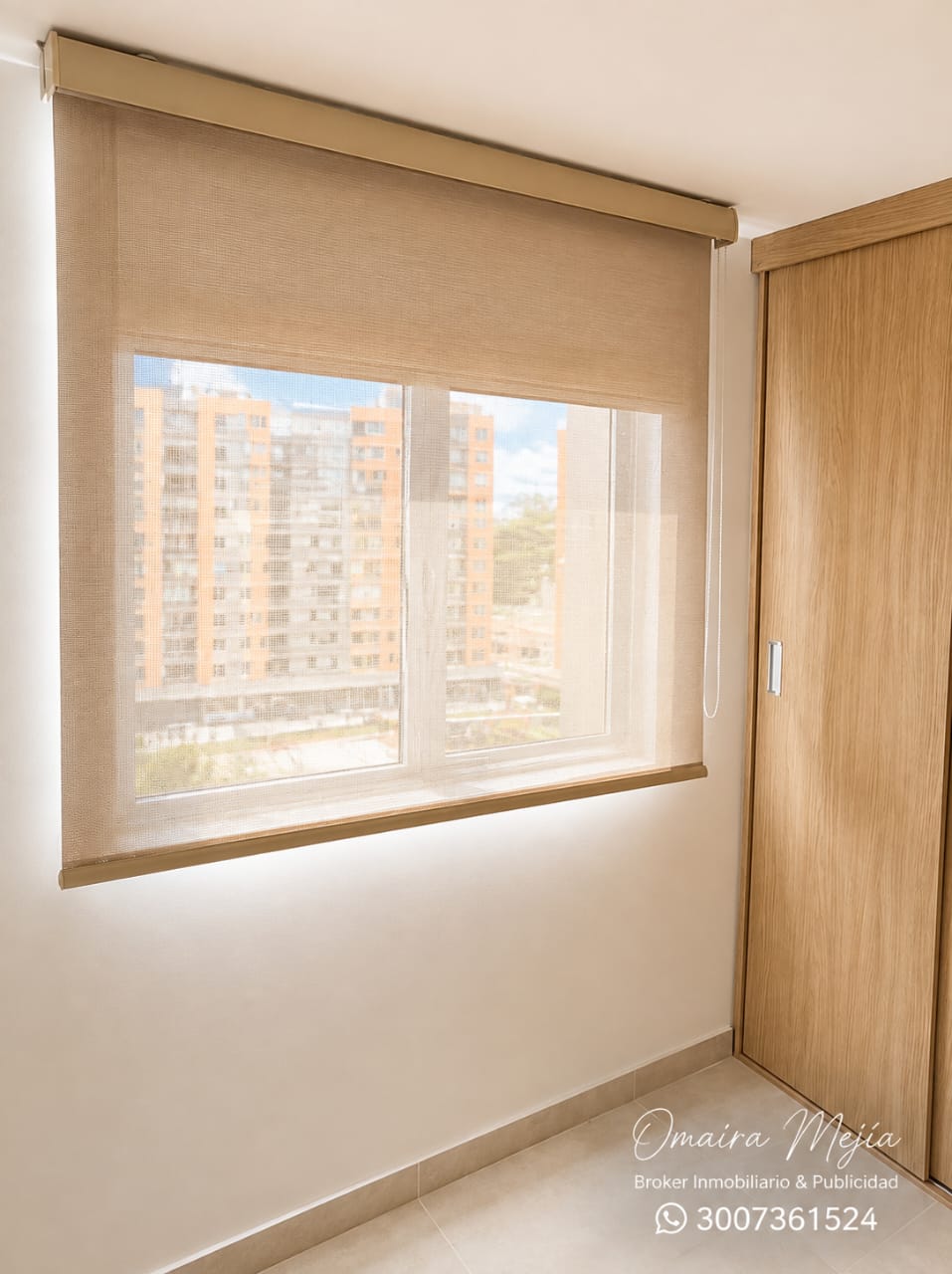 Alcoba con ventana y persiana en apartamento en alquiler Guaymaral
