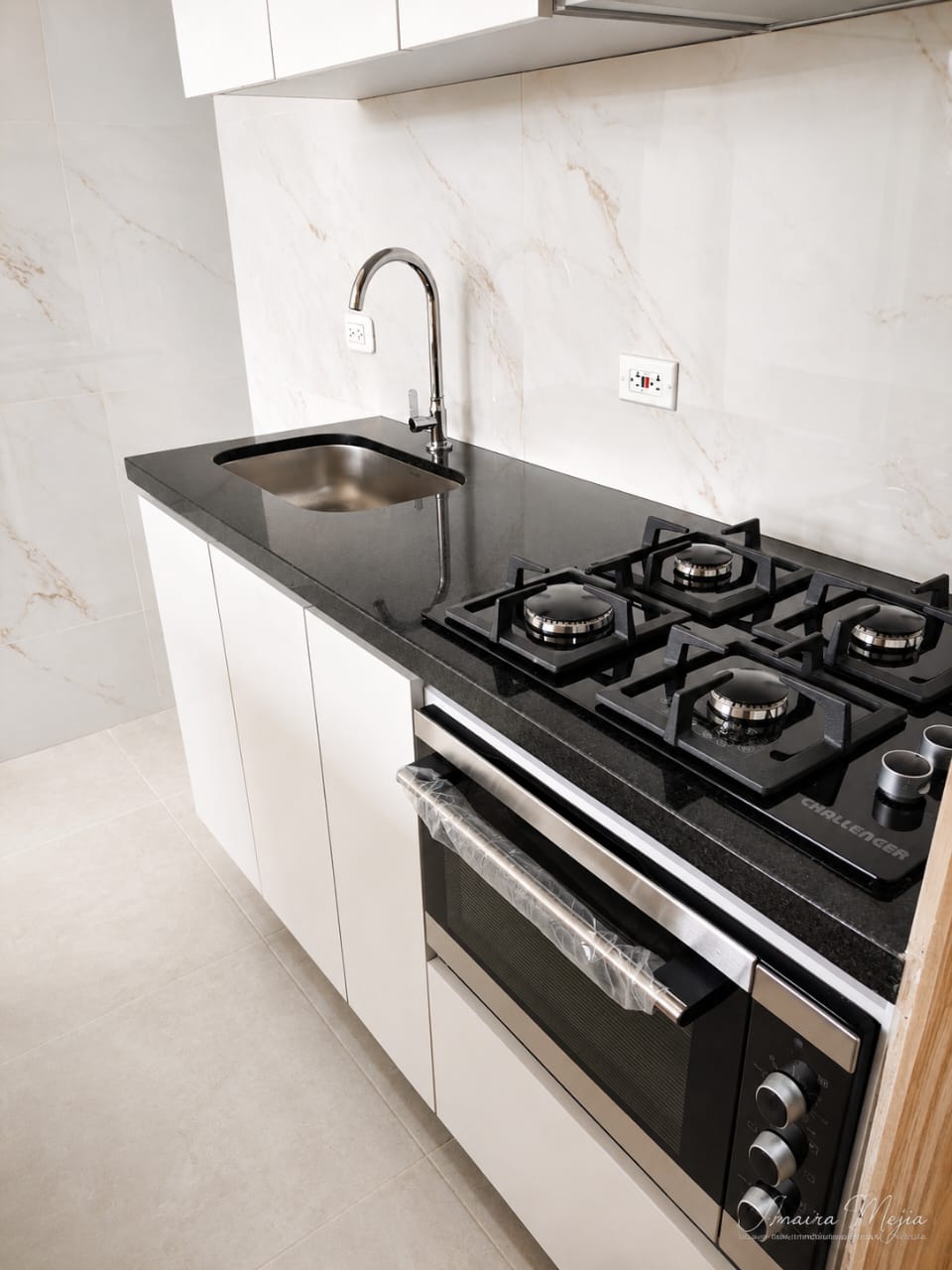 Detalle de cocina integral con horno del apartamento nuevo en Guaymaral