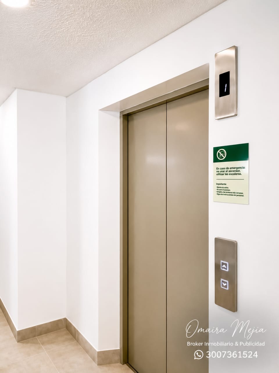 Zona común de acceso al piso 9 del apartamento en Guaymaral