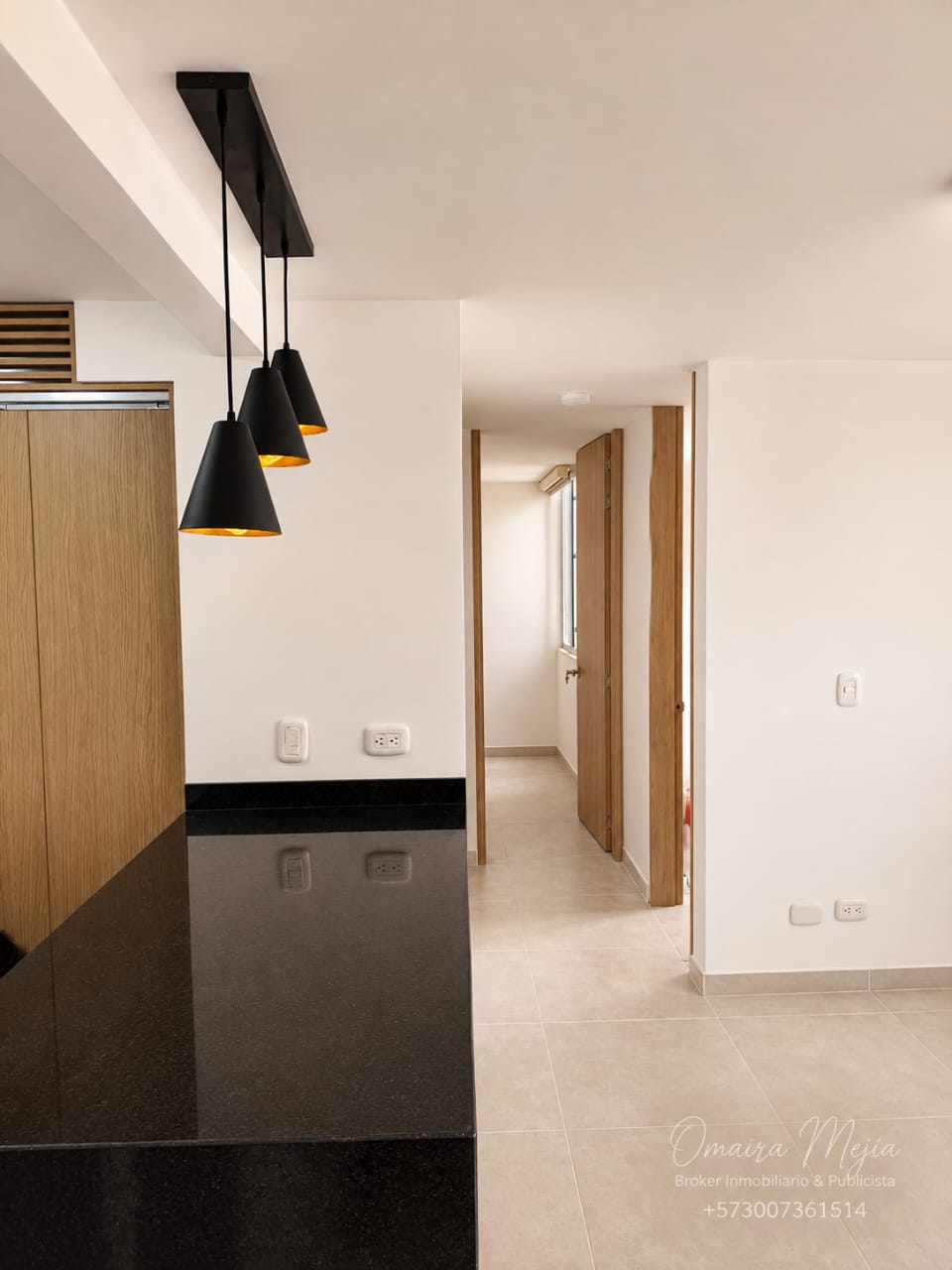 Circulación interior y barra en granito del apartamento 45 m2 en Guaymaral