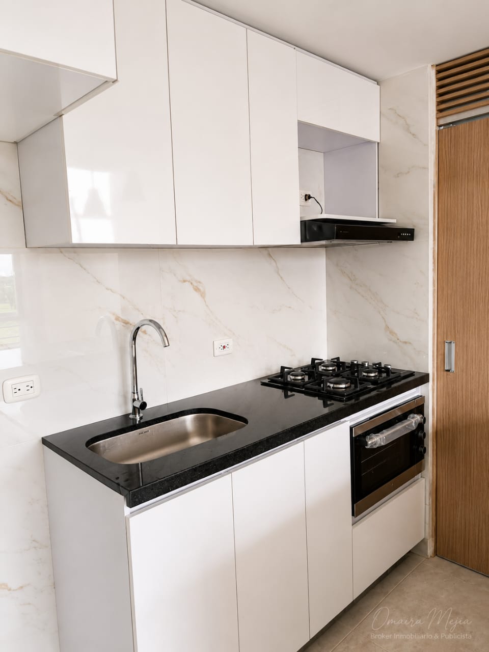 Cocina integral con horno y mesón en granito, apartamento piso 9 Guaymaral