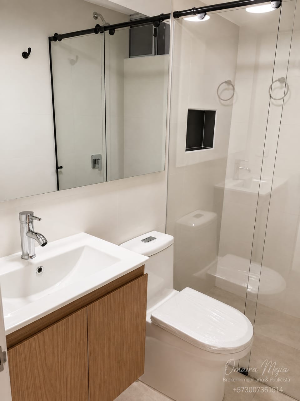 Baño completo con ducha en vidrio del apartamento en arriendo en Guaymaral